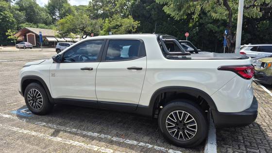 FIAT TORO 2.0 16V TURBO DIESEL FREEDOM 4WD AT9 FIAT TORO 2.0 16V TURBO DIESEL FREEDOM 4WD AT9